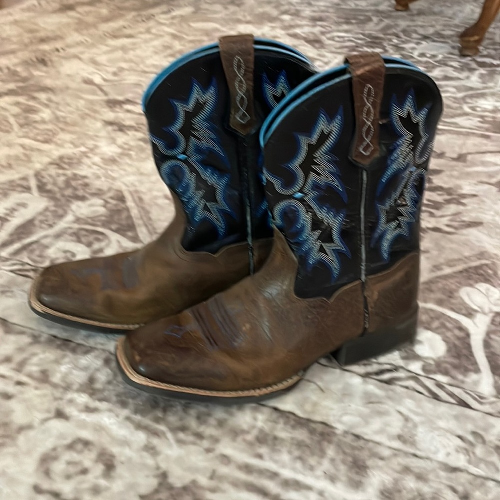 Boys 5.5 Ariat square toe boots